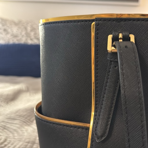 🎉 HP 🎉 Michael Kors Black Tote/Gold Trim - Picture 9 of 10